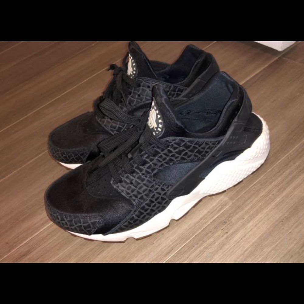 Black Nike Huaraches